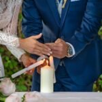 rito di unione della candela accesa contemporaneamente dagli sposi per rendere piu emozionante il matrimonio