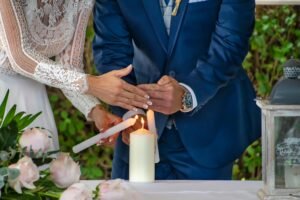 rito di unione della candela accesa contemporaneamente dagli sposi per rendere piu emozionante il matrimonio